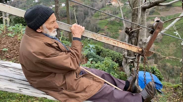 90 yaşında, 35 yıldır evine 75 metre yüksekten geçen ilkel teleferik ile ulaşıyor 7