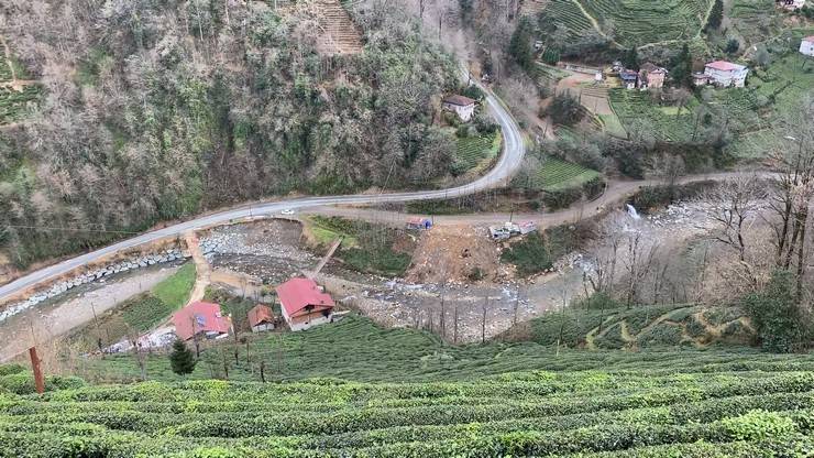 90 yaşında, 35 yıldır evine 75 metre yüksekten geçen ilkel teleferik ile ulaşıyor 8