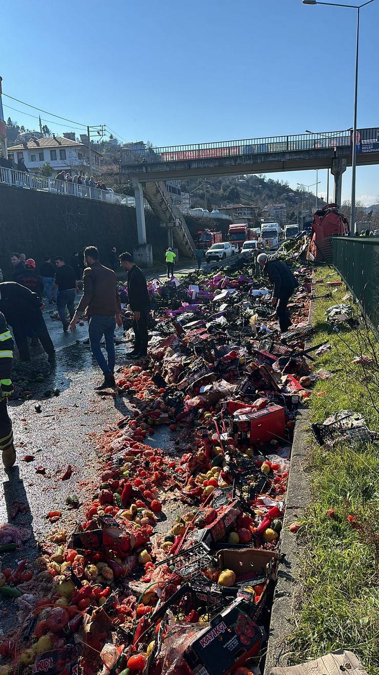 Sürmene'de üst geçit ayağına çarpan TIR’ın sürücü öldü; sebzeler yola döküldü 18