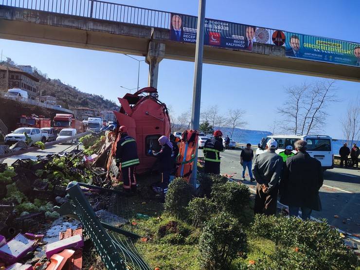 Sürmene'de üst geçit ayağına çarpan TIR’ın sürücü öldü; sebzeler yola döküldü 3