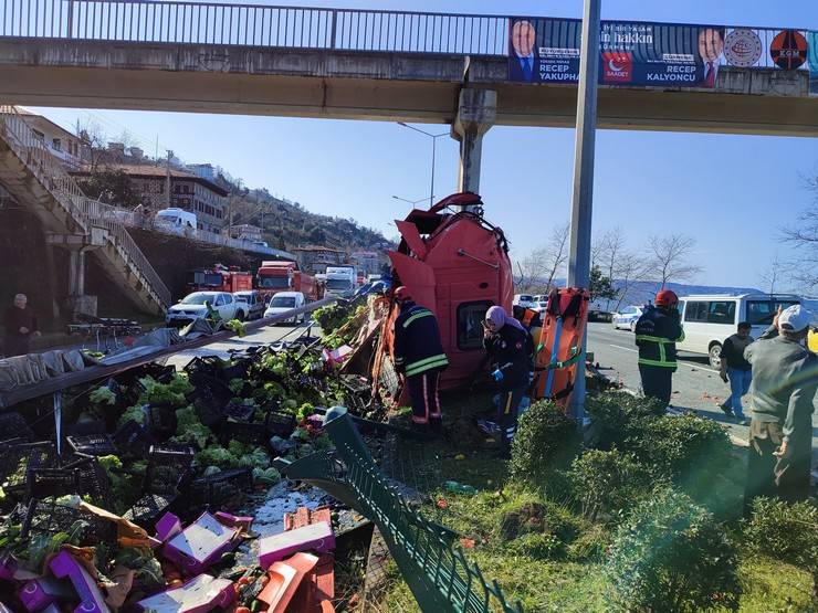 Sürmene'de üst geçit ayağına çarpan TIR’ın sürücü öldü; sebzeler yola döküldü 8