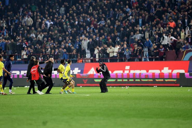 Trabzonspor-Fenerbahçe maç sonu saha karıştı 11