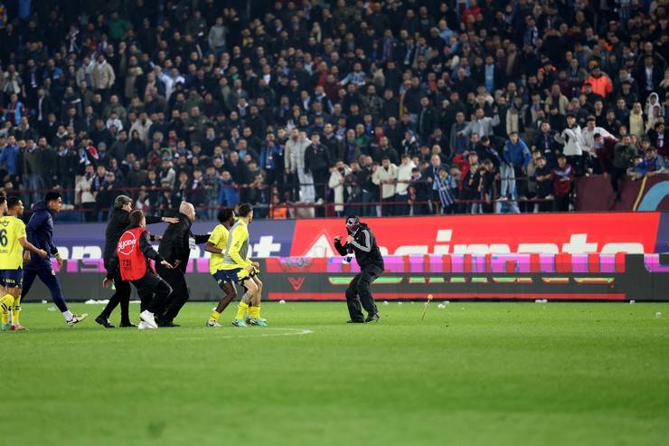 Trabzonspor-Fenerbahçe maç sonu saha karıştı 14