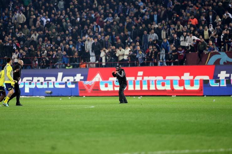 Trabzonspor-Fenerbahçe maç sonu saha karıştı 2