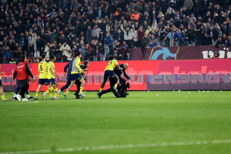 Trabzonspor-Fenerbahçe maç sonu saha karıştı 21