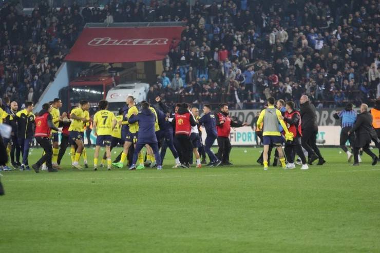 Trabzonspor-Fenerbahçe maç sonu saha karıştı 32