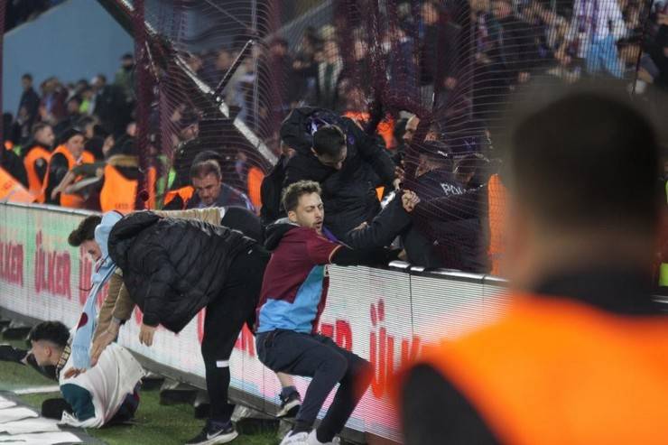 Trabzonspor-Fenerbahçe maç sonu saha karıştı 34