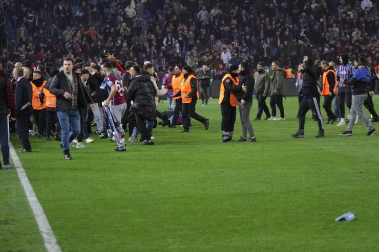 Trabzonspor-Fenerbahçe maç sonu saha karıştı 38