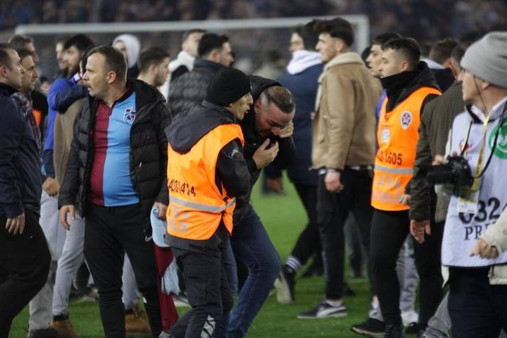 Trabzonspor-Fenerbahçe maç sonu saha karıştı 42