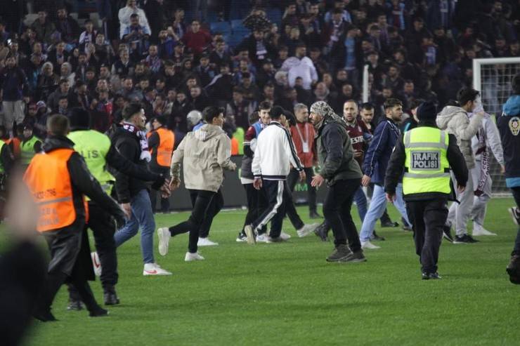 Trabzonspor-Fenerbahçe maç sonu saha karıştı 43