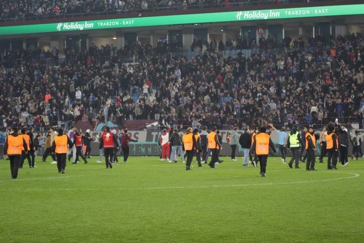 Trabzonspor-Fenerbahçe maç sonu saha karıştı 44