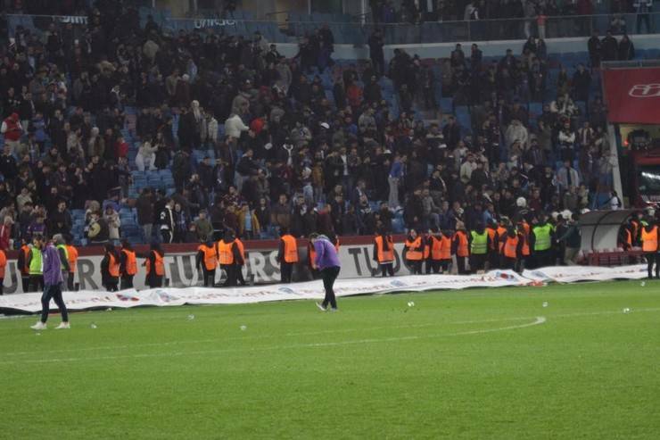 Trabzonspor-Fenerbahçe maç sonu saha karıştı 51