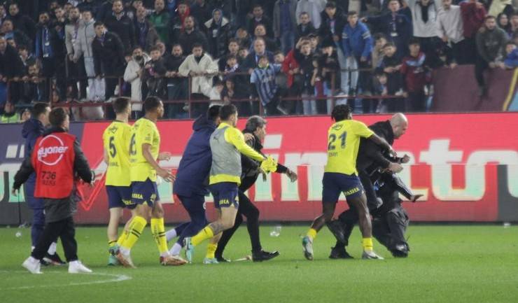 Trabzonspor-Fenerbahçe maç sonu saha karıştı 53