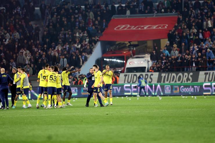 Trabzonspor-Fenerbahçe maç sonu saha karıştı 57