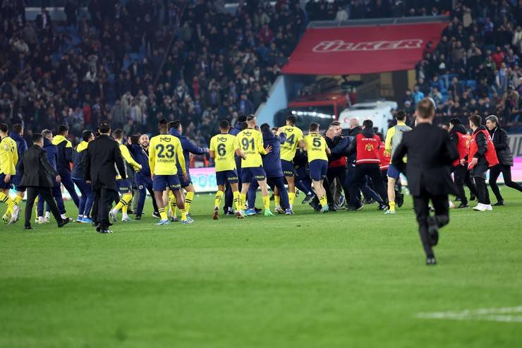 Trabzonspor-Fenerbahçe maç sonu saha karıştı 59