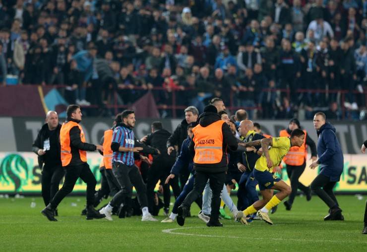 Trabzonspor-Fenerbahçe maç sonu saha karıştı 64