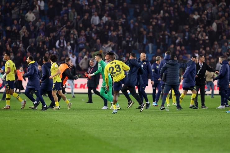 Trabzonspor-Fenerbahçe maç sonu saha karıştı 67