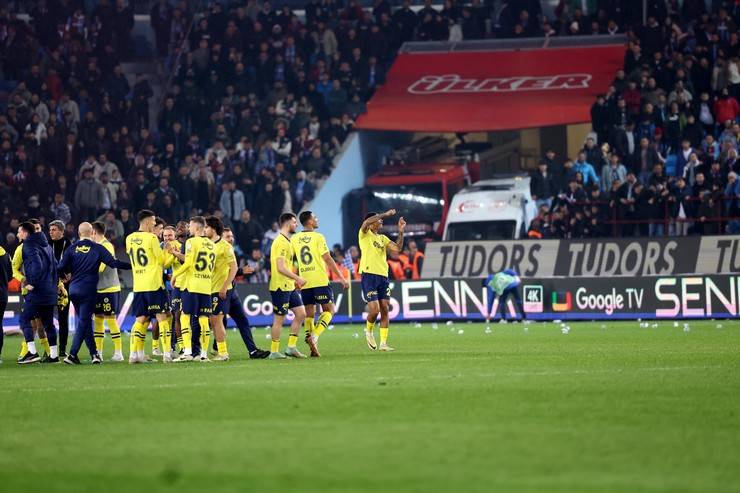 Trabzonspor-Fenerbahçe maç sonu saha karıştı 76