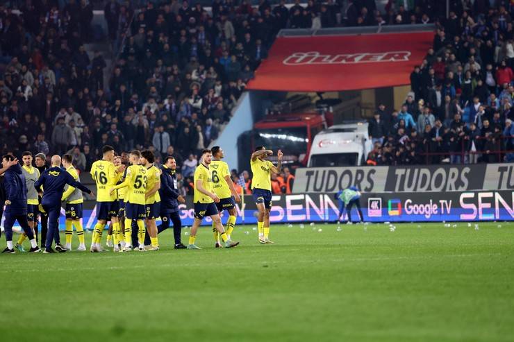 Trabzonspor-Fenerbahçe maç sonu saha karıştı 78