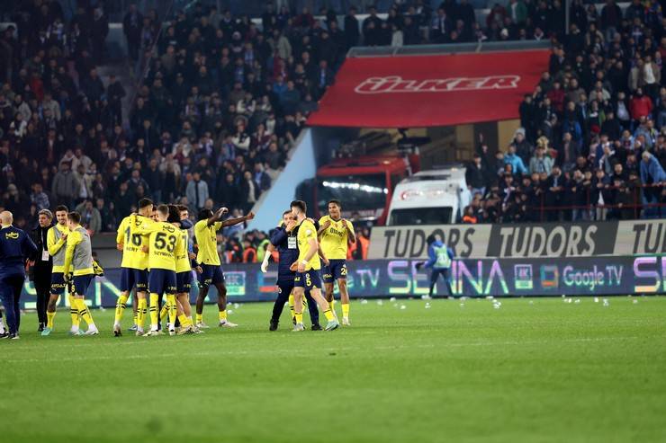 Trabzonspor-Fenerbahçe maç sonu saha karıştı 79