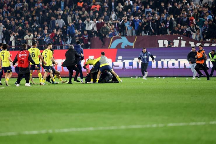 Trabzonspor-Fenerbahçe maç sonu saha karıştı 84