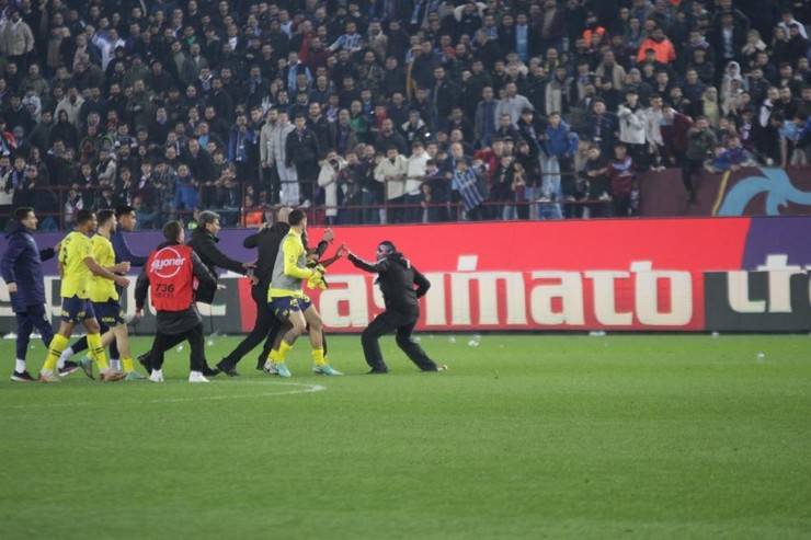 Trabzonspor-Fenerbahçe maç sonu saha karıştı 9