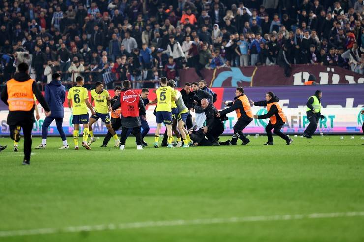 Trabzonspor-Fenerbahçe maç sonu saha karıştı 90