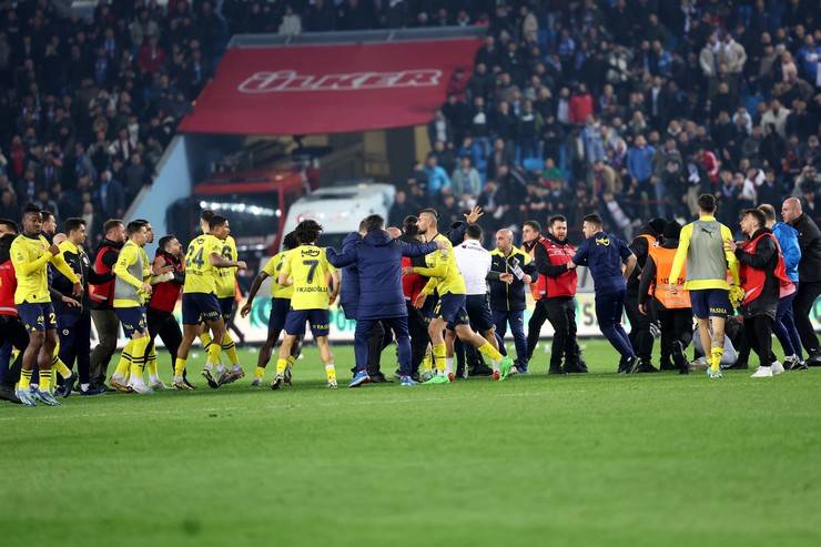 Trabzonspor-Fenerbahçe maç sonu saha karıştı 91