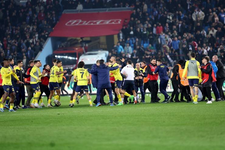 Trabzonspor-Fenerbahçe maç sonu saha karıştı 92