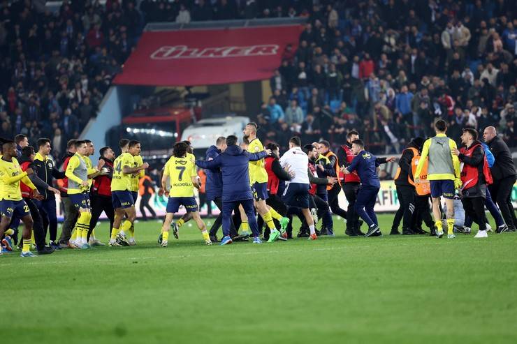 Trabzonspor-Fenerbahçe maç sonu saha karıştı 93