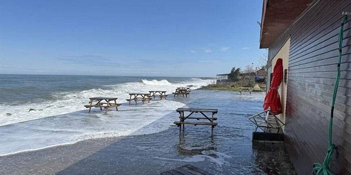 Rize'de dalgaların sürüklediği taşlar, park ve sosyal tesislere zarar verdi