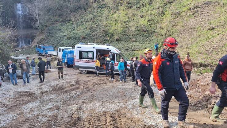 Trabzon'da içme suyu hattı çalışmasında göçük: 3 işçi öldü 12