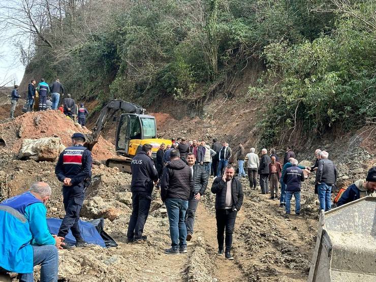 Trabzon'da içme suyu hattı çalışmasında göçük: 3 işçi öldü 16