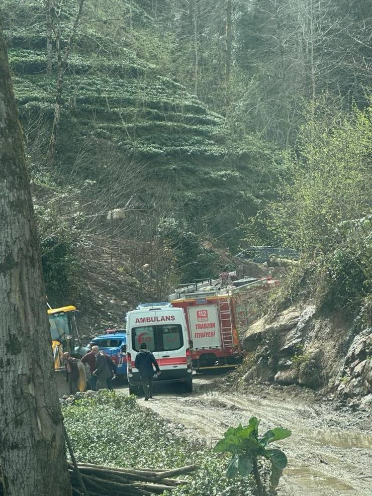 Trabzon'da içme suyu hattı çalışmasında göçük: 3 işçi öldü 20