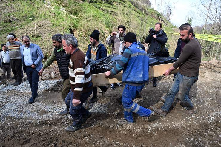 Trabzon'da içme suyu hattı çalışmasında göçük: 3 işçi öldü 34