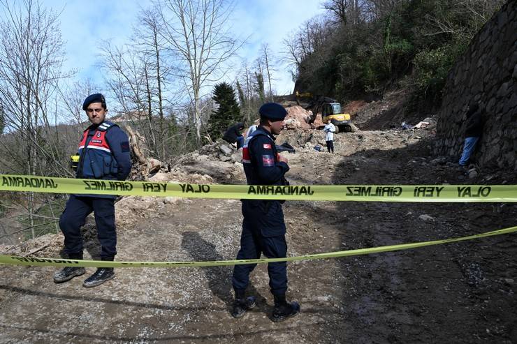 Trabzon'da içme suyu hattı çalışmasında göçük: 3 işçi öldü 35