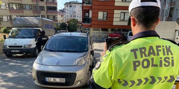 Rize'de freni boşalan minibüs park halindeki kamyonete çarptı; 2 yaralı