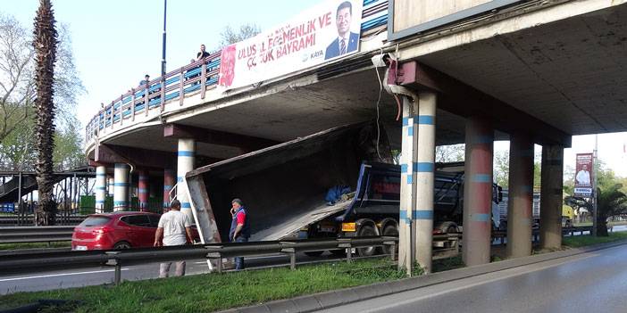 Tır’ın Taşıdığı Kamyon Kasası Köprüye Çarptı