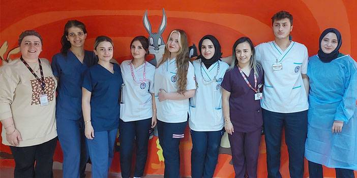 Stajyer ebe olarak görev yaptığı Çocuk Cerrahi Servisi'ni çizimleri ile renklendirdi