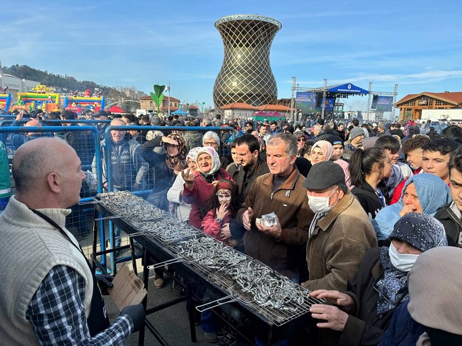 Rize'de festivalde 2,5 ton hamsi tüketildi