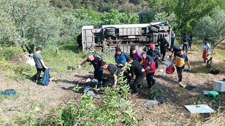 Üniversite öğrencilerini taşıyan tur otobüsü şarampole devrildi: 3’ü ağır 12 yaralı 15