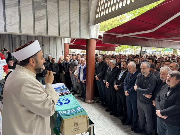 Kalp nakli sonrası hayatını kaybeden Esila Tüfekçi son yolculuğuna uğurlandı 13