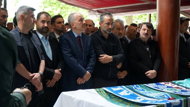 Kalp nakli sonrası hayatını kaybeden Esila Tüfekçi son yolculuğuna uğurlandı 16