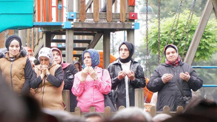 Kalp nakli sonrası hayatını kaybeden Esila Tüfekçi son yolculuğuna uğurlandı 23