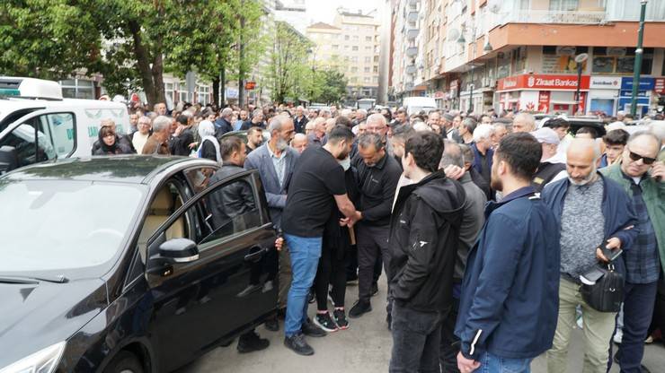 Kalp nakli sonrası hayatını kaybeden Esila Tüfekçi son yolculuğuna uğurlandı 27