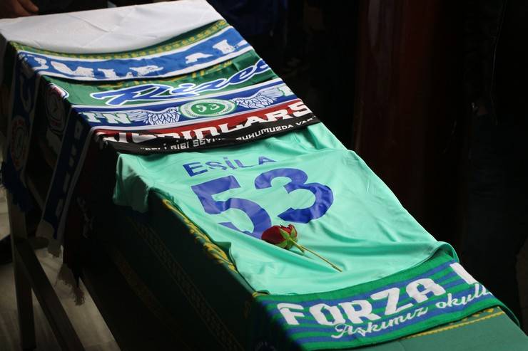 Kalp nakli sonrası hayatını kaybeden Esila Tüfekçi son yolculuğuna uğurlandı 6