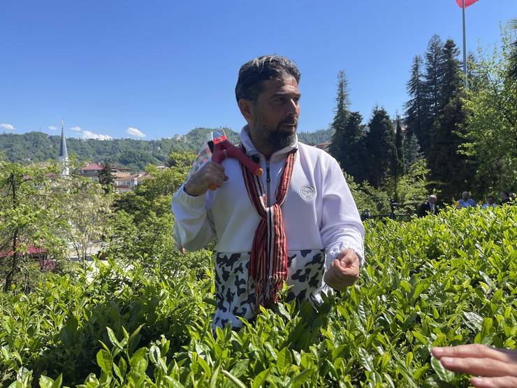 Çaykur Rizespor Teknik Direktörü İlhan Palut çay bahçesine girdi, çay topladı 2