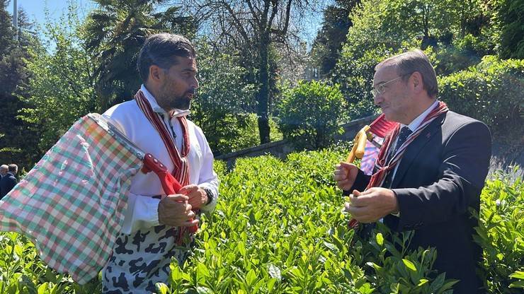 Çaykur Rizespor Teknik Direktörü İlhan Palut çay bahçesine girdi, çay topladı 5