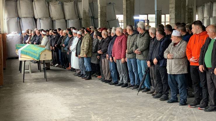 Ankara'daki trafik kazasında hayatını kaybeden Rizeli ailenin cenazeleri defnedildi 10