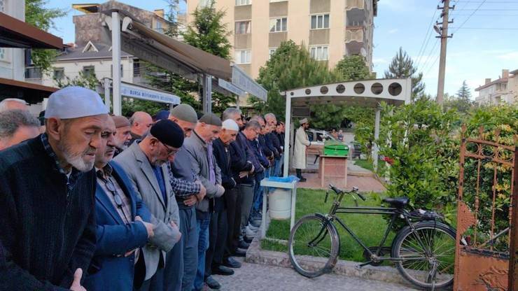 Ankara'daki trafik kazasında hayatını kaybeden Rizeli ailenin cenazeleri defnedildi 15